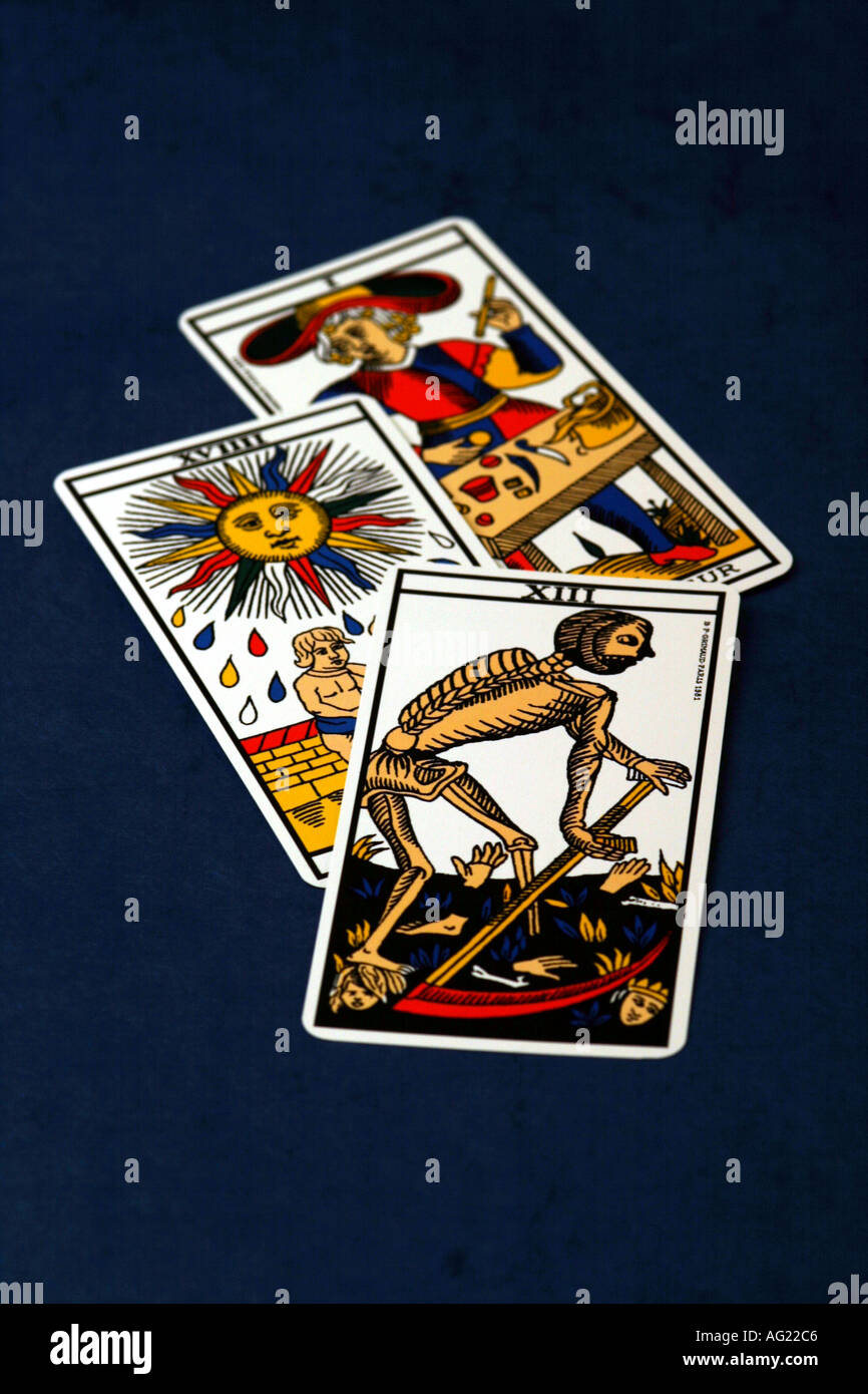 Cartas del Tarot con la muerte en la parte superior de tarjeta Fotografía  de stock - Alamy