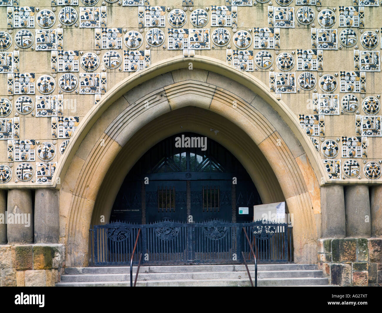 De entrada, la iglesia calvinista, Varosligeti Fasor, Budapest, Hungría Foto de stock