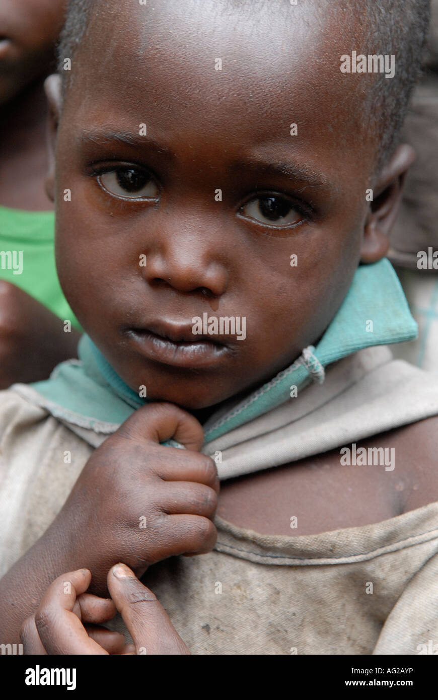 Niña en un campamento de desplazados internos en el norte de la provincia de Kivu, en el este de la República Democrática del Congo Foto de stock