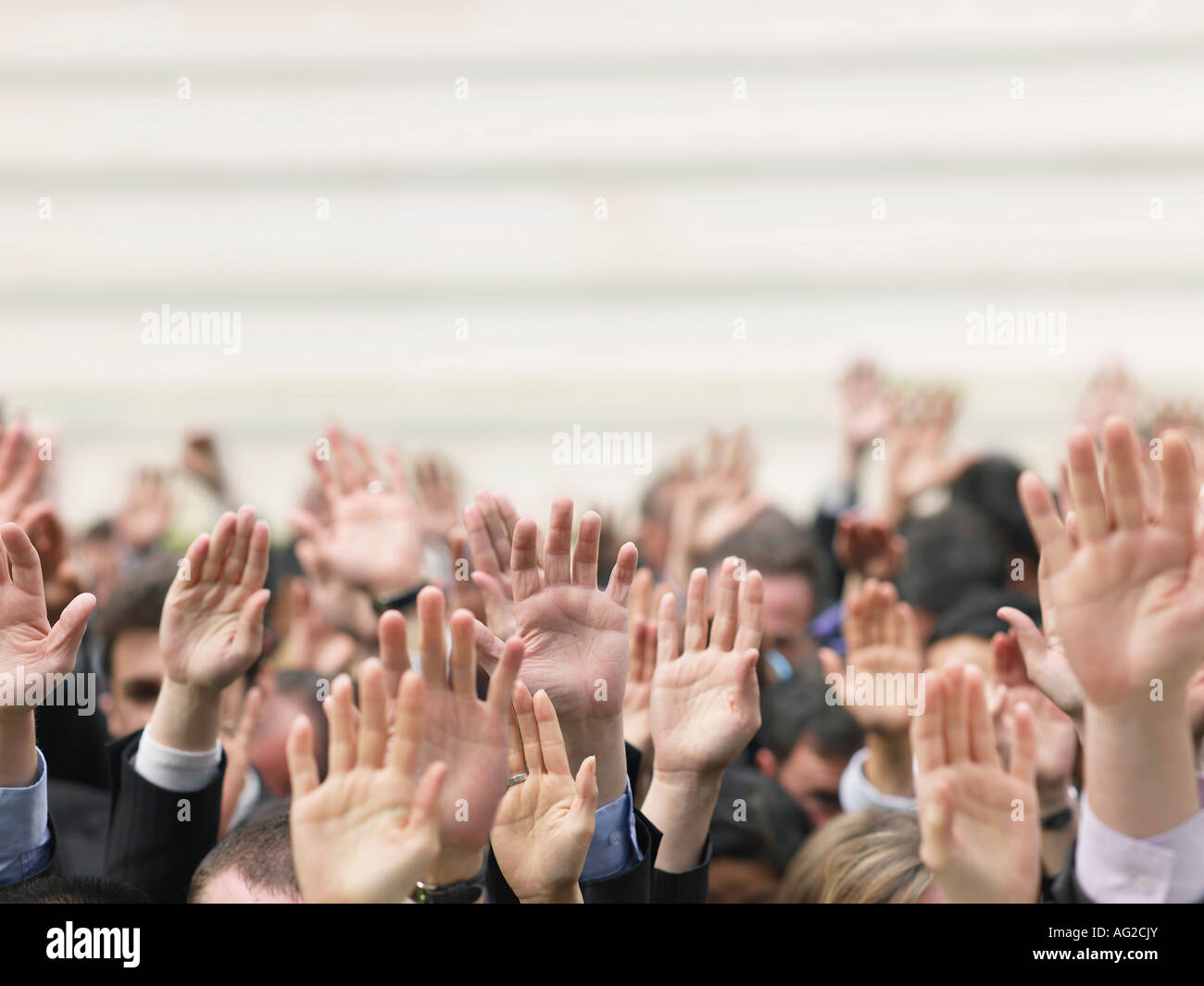 Multitud de personas levantando las manos, se centran en las manos  Fotografía de stock - Alamy