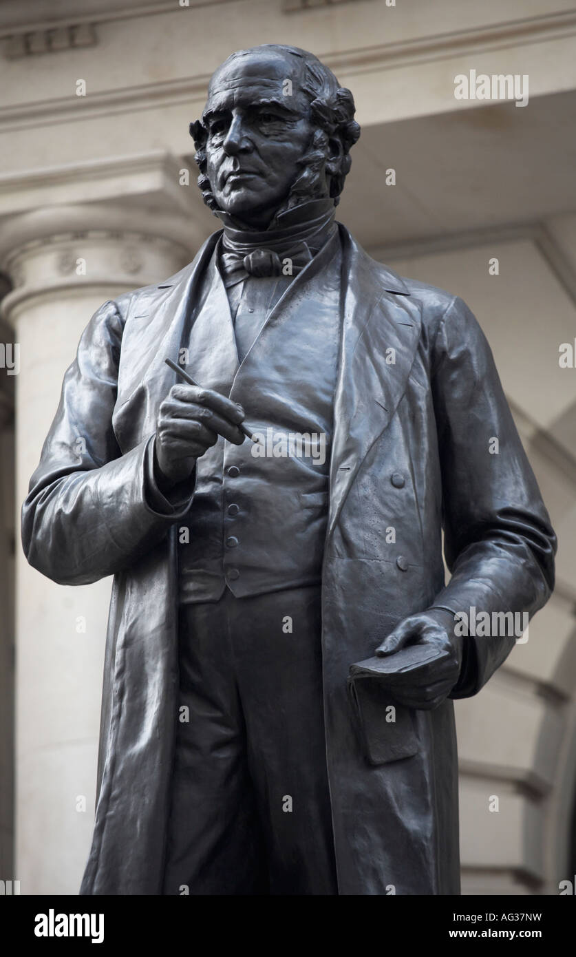 Estatua del reformador postal Sir Rowland Hill (1795-1879) por Edward Onslow Ford, Londres, Inglaterra Foto de stock