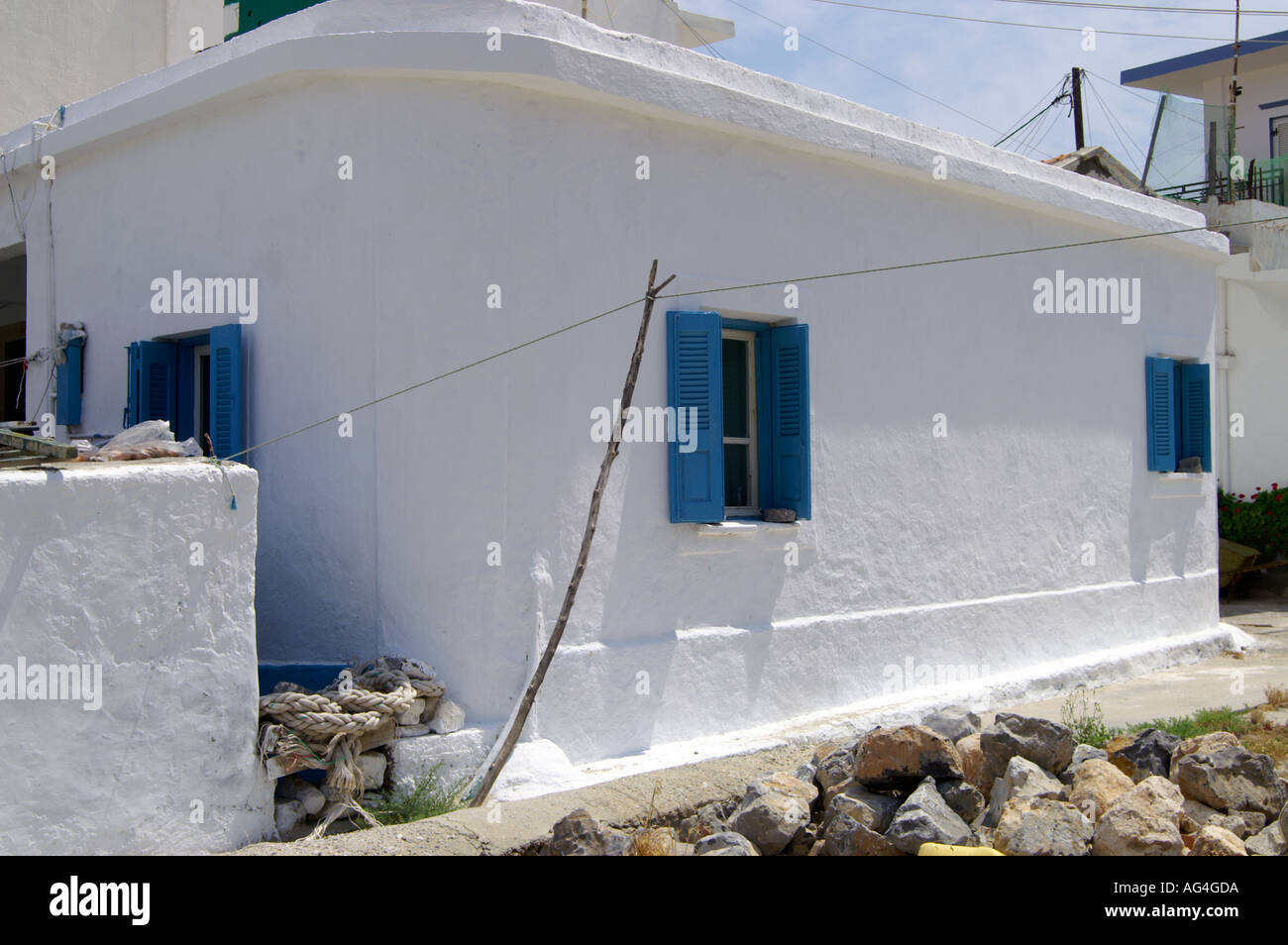 Una pequeña casa pintada de blanco en la isla griega de Pserimos Islas Griegas Foto de stock