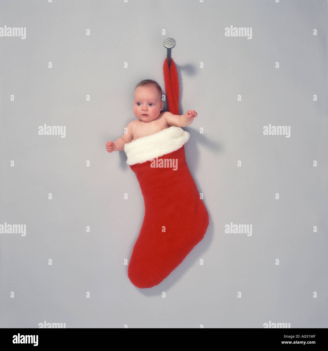 Bebé en un calcetín de Navidad colgantes Foto de stock
