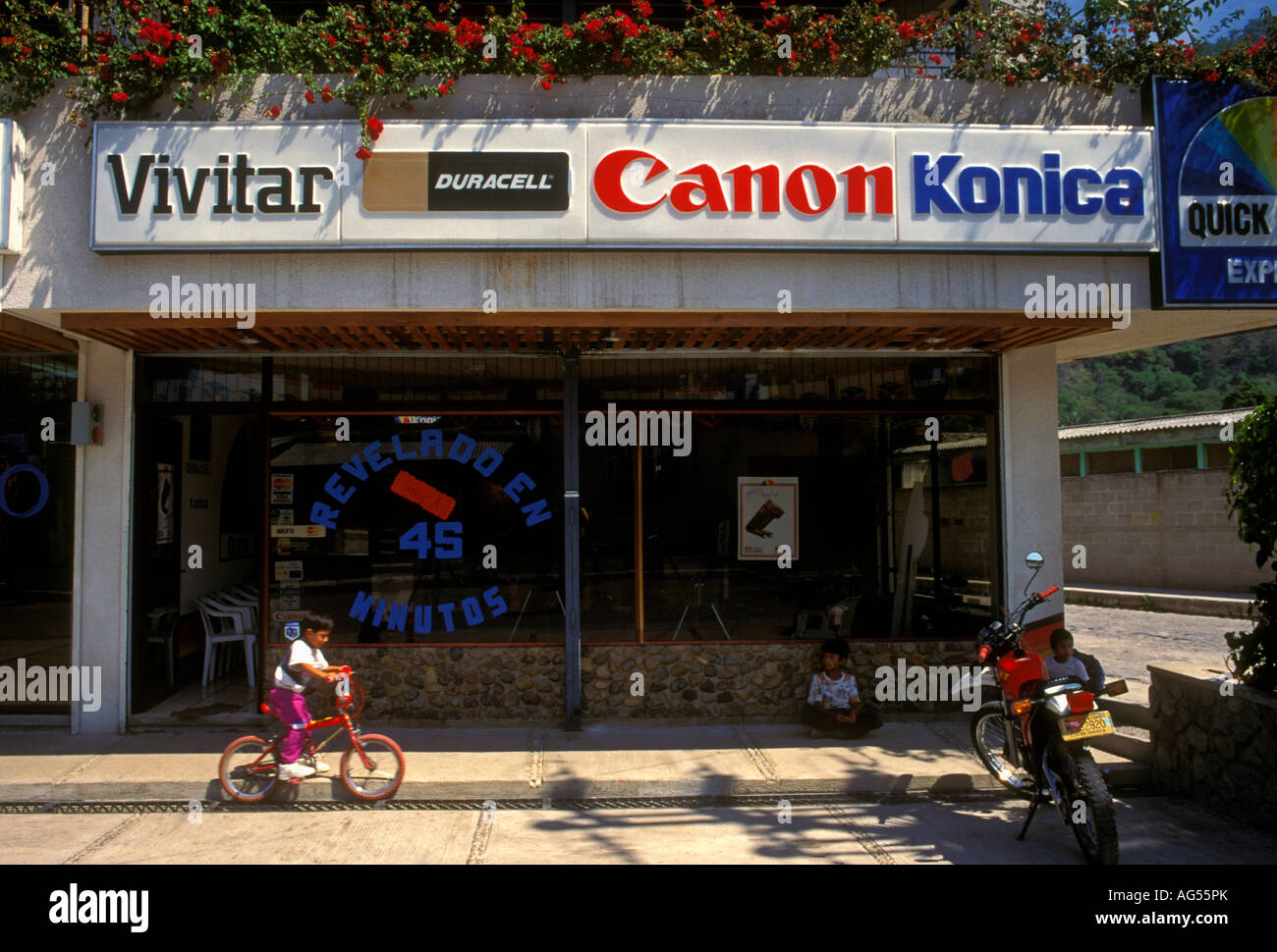 Enumerar cicatriz adolescente Suministros fotográficos fotografía tienda Panajachel, departamento de  Sololá Guatemala Fotografía de stock - Alamy