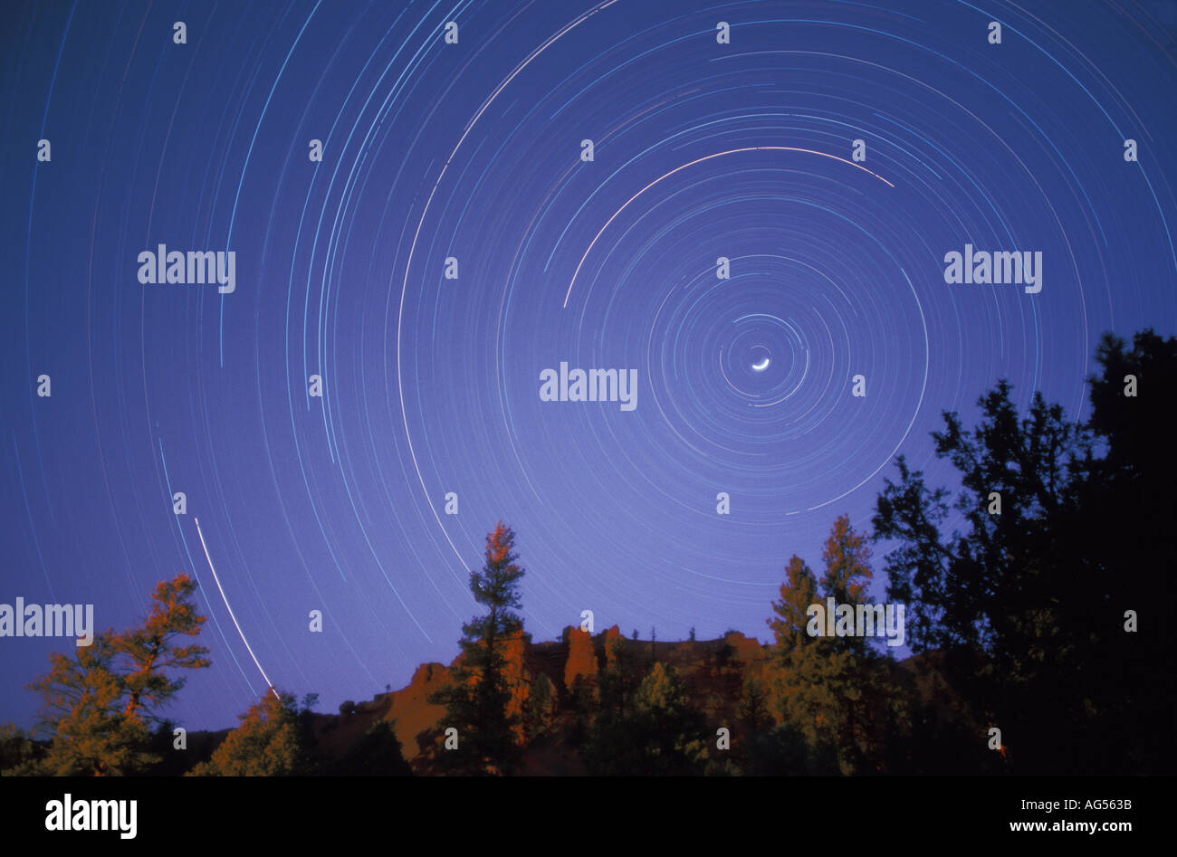 Exposición de tiempo Estelas de estrellas del cielo nocturno Foto de stock