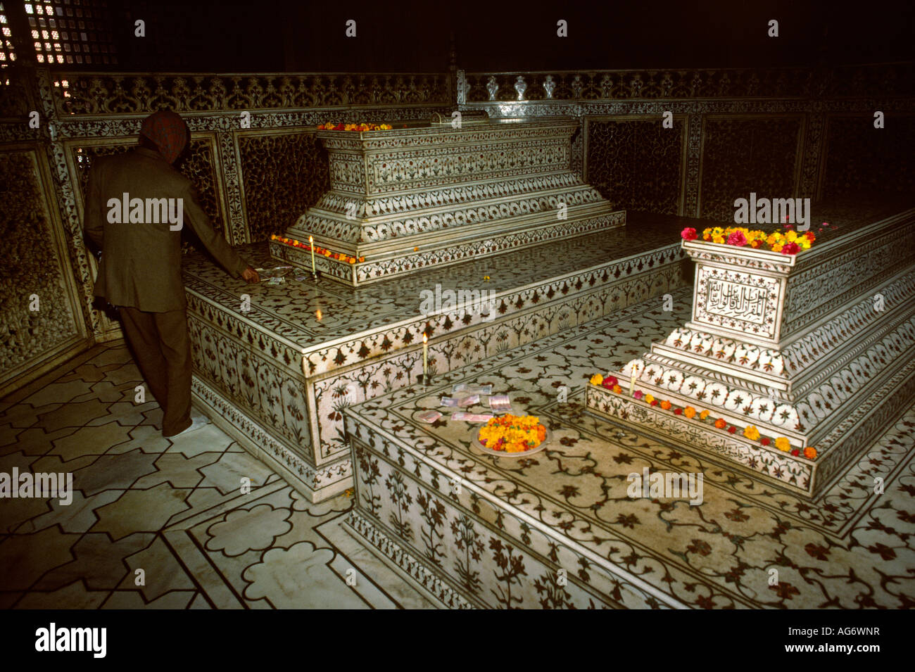 La India Uttar Pradesh Agra Taj Mahal interior tumbas de Shah Jahan y