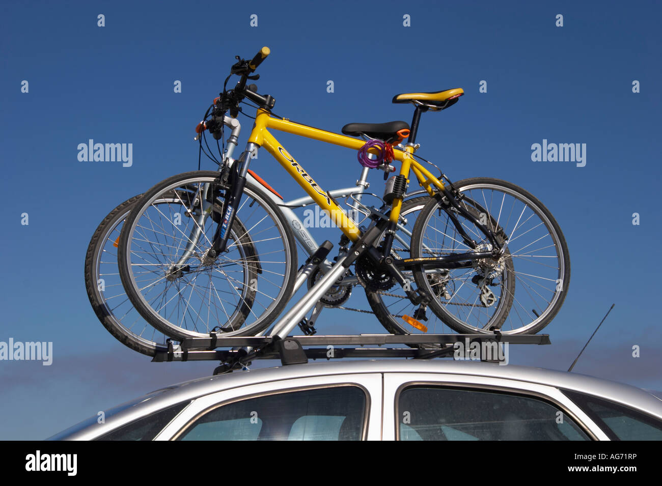 Las bicicletas en la baca de techo de coche portugal Fotografía de stock -  Alamy