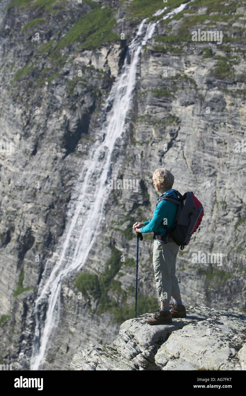 Walker en el borde del acantilado en Eikesdalen Nesset Noruega Møre og Romsdal Foto de stock