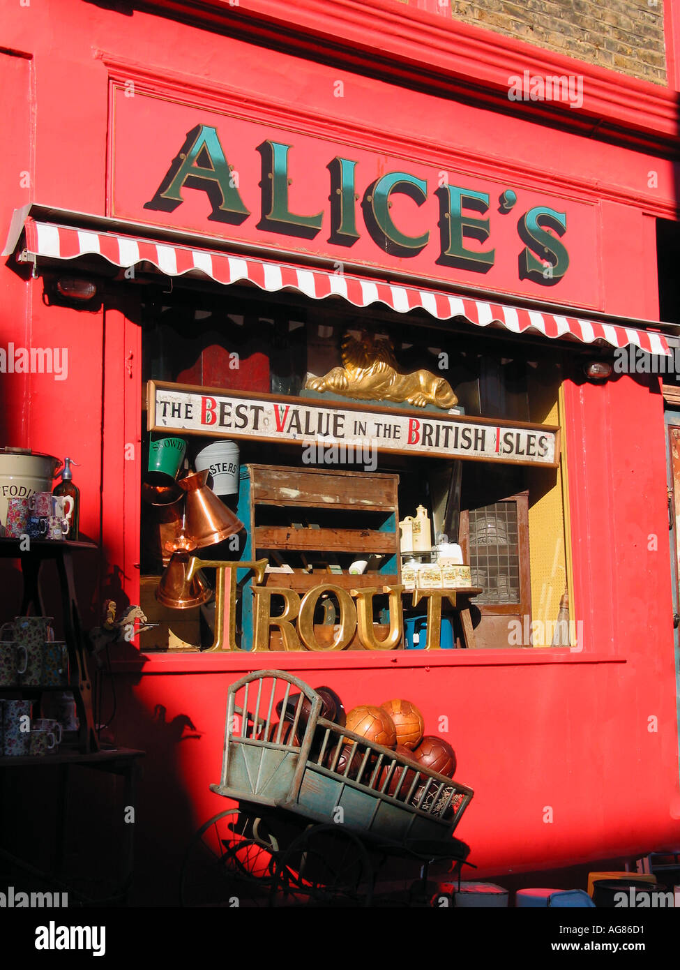 Tienda de antigüedades y coleccionables en Portobello Road, Notting Hill, el Royal Borough of Kensington and Chelsea, Londres, Inglaterra, Reino Unido Foto de stock