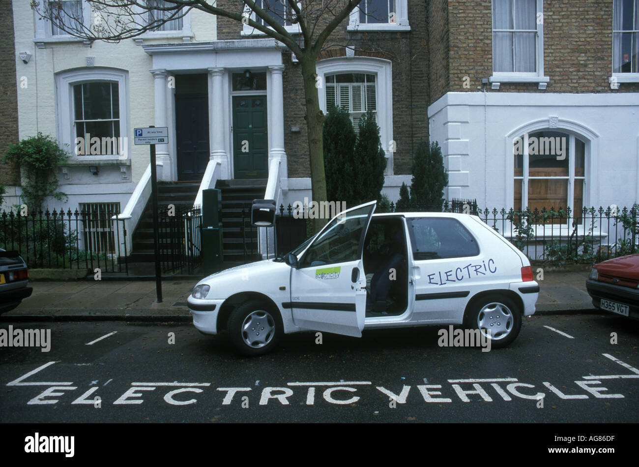 Un coche eléctrico a la espera de ser re-cargada en un aparcamiento, Londres, Reino Unido. Foto de stock