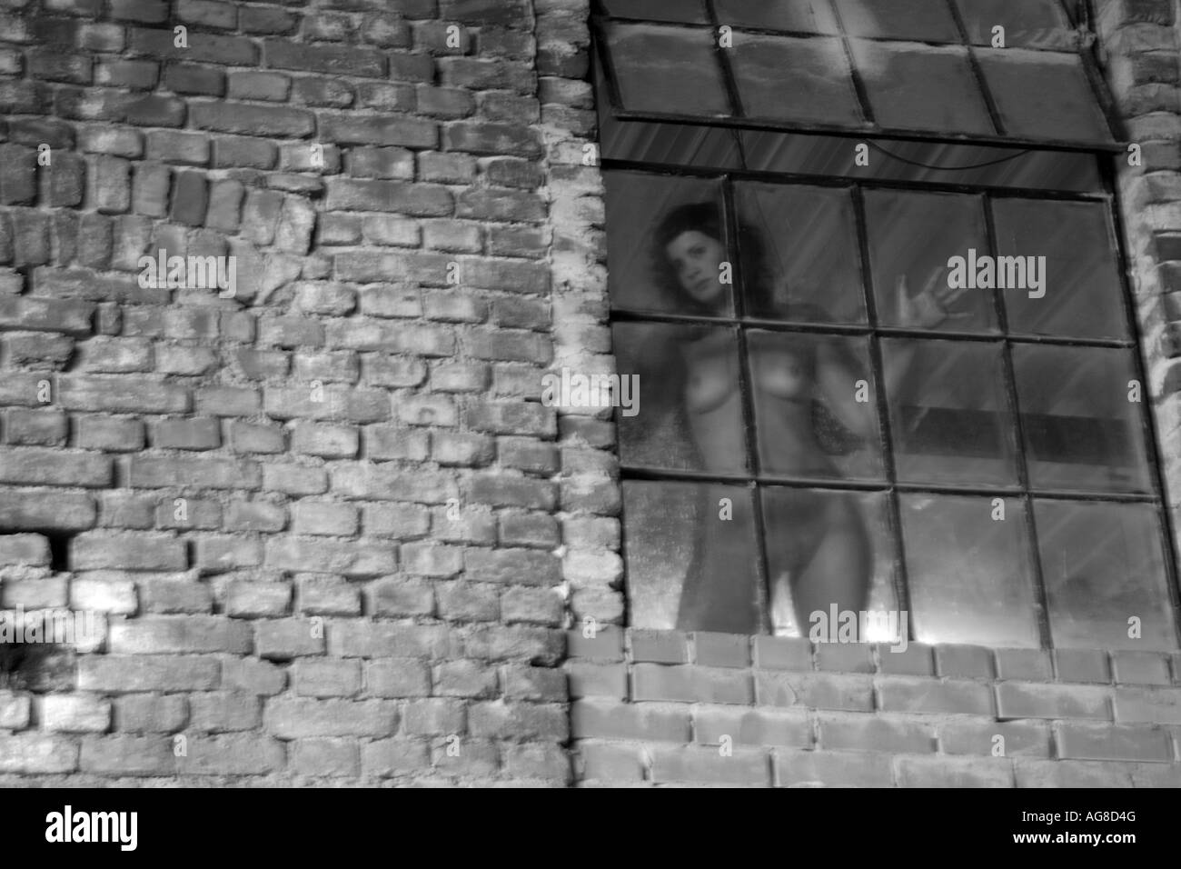 Mujer desnuda detrás de la ventana de una antigua fábrica, Alemania  Fotografía de stock - Alamy
