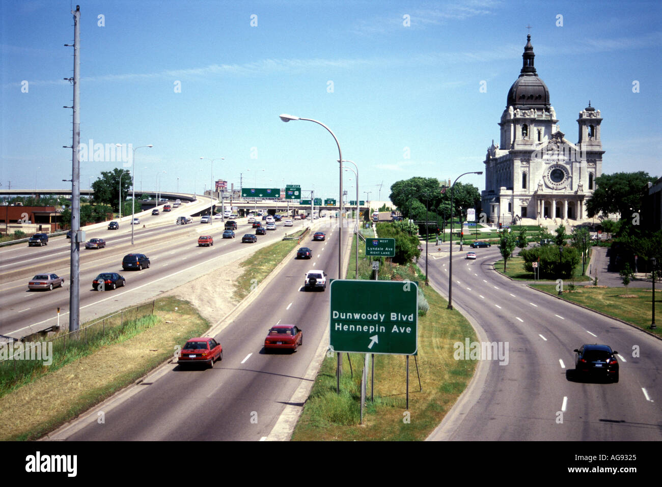 Estados Unidos Minnesota Minneapolis Interestatal I94 y la Basílica de Santa María Foto de stock