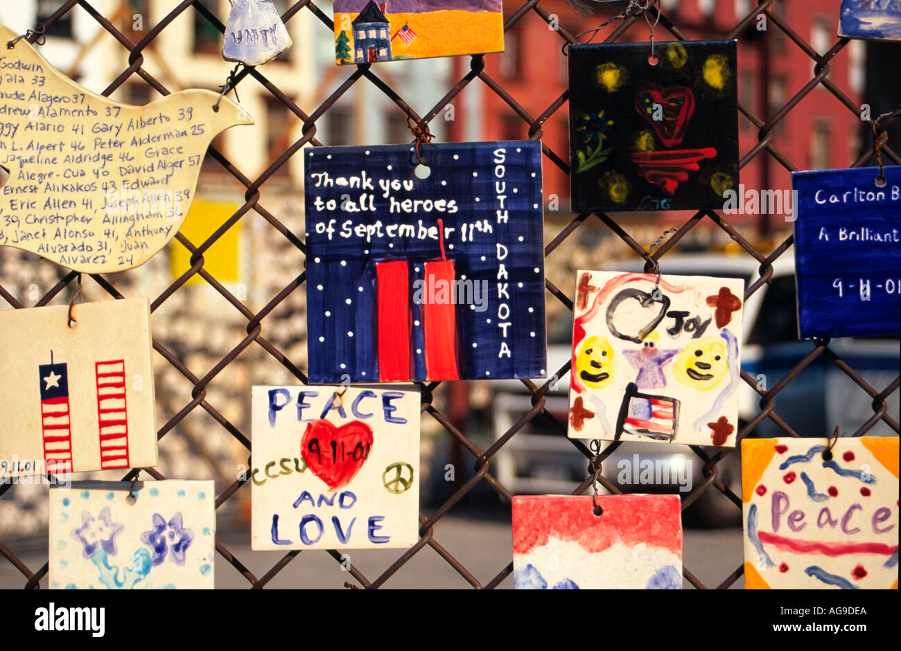 Monumento a 9 Ataque terrorista del 11 de Nueva York, EE.UU.; azulejos realizados por niños en edad escolar Foto de stock