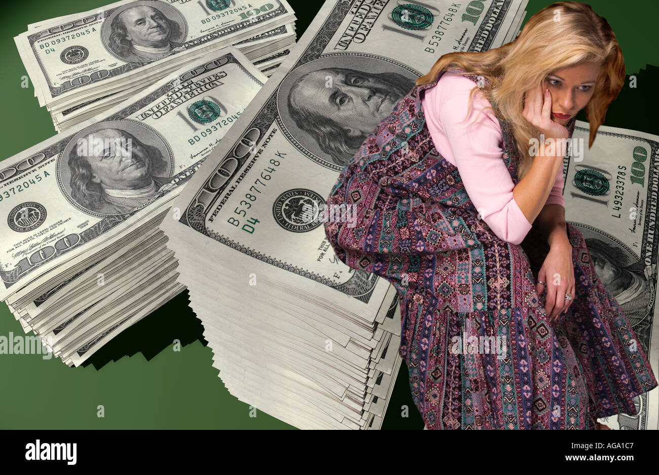 Mujer joven 20-25 años preguntándose qué hacer con su dinero de inversión de EE.UU. Foto de stock