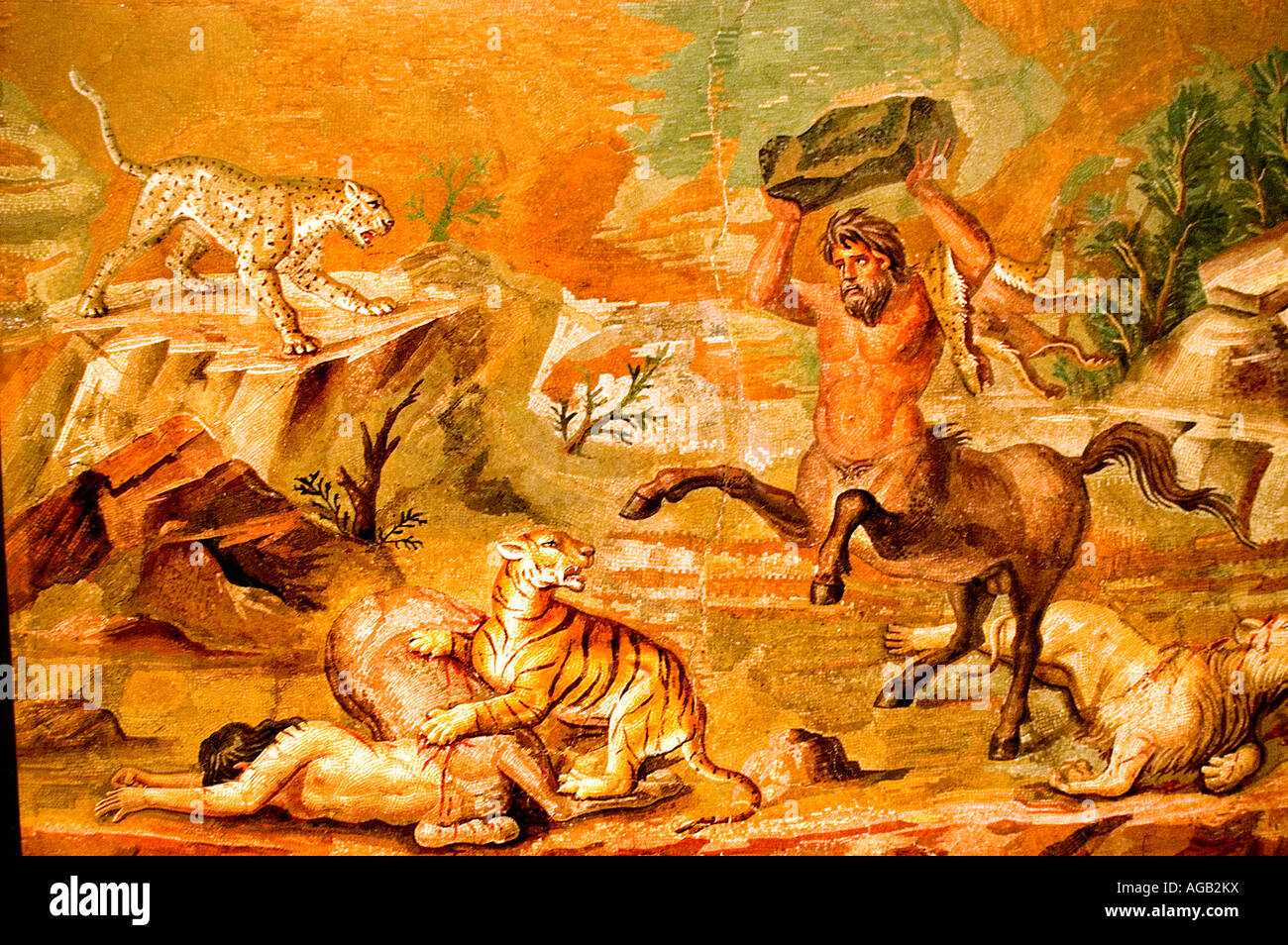 Mosaico de Adriano s villa batalla entre centauros y un tigre y un león cerca de Tivoli y Roma Foto de stock