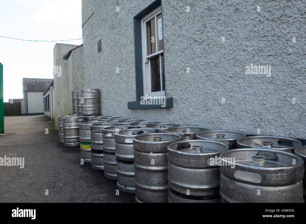 Cerveza barriles llenos de Guinness y otras cervezas de la línea fuera de un pub en Co. Longford, Irlanda Foto de stock