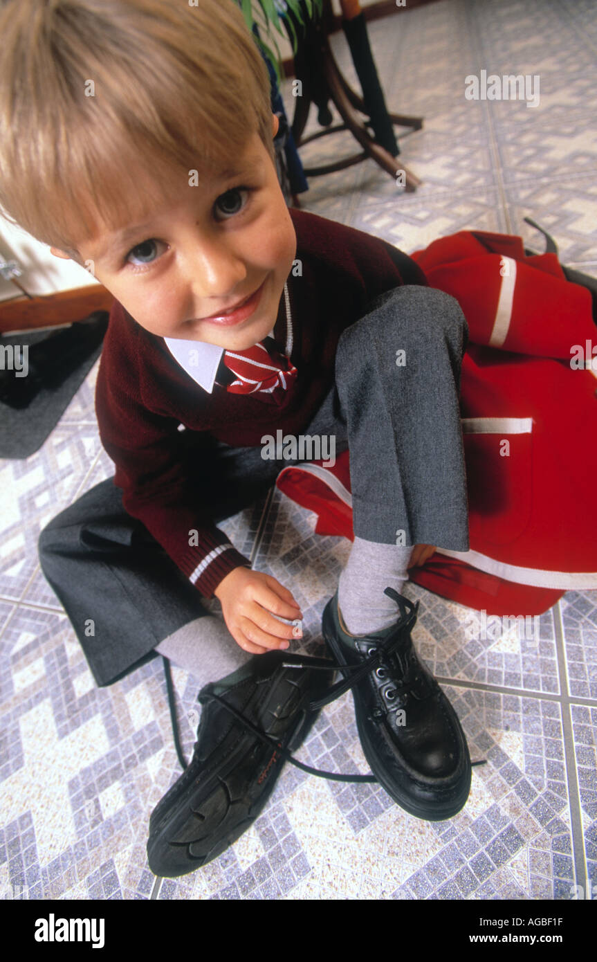 esqueleto Comprensión Popa Cerca de muchacho en uniforme escolar sobre los zapatos con cordones de  atado Fotografía de stock - Alamy