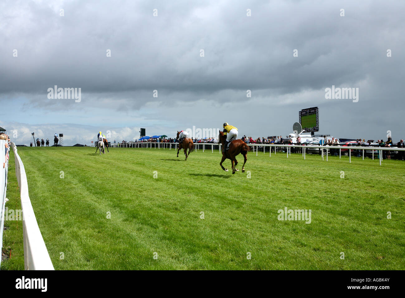Los caballos de carreras hasta la meta en las carreras de Galway en un día soleado de verano en Irlanda. Foto de stock