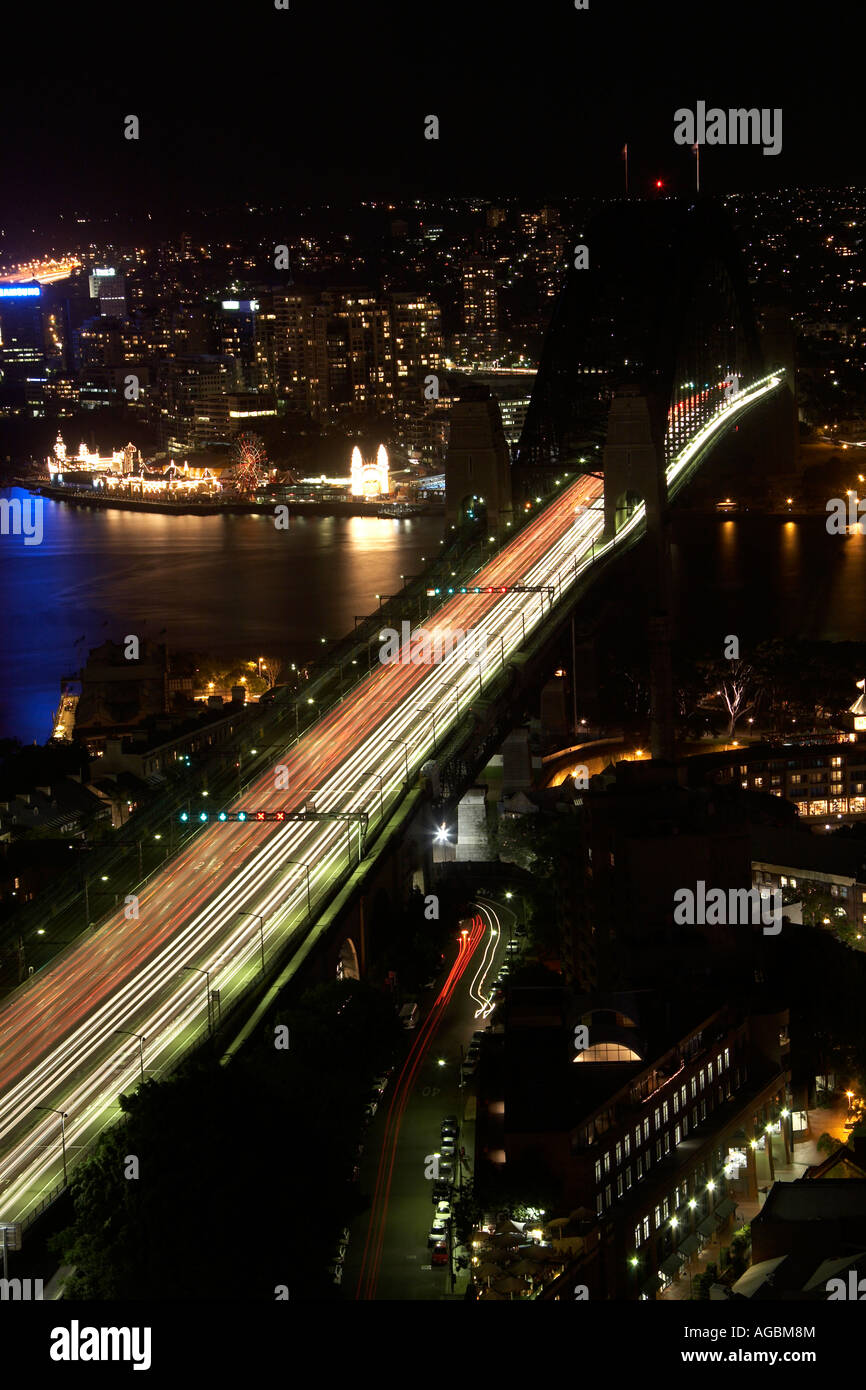 Antena de alto nivel vista oblicua al atardecer o de noche anochecer de Harbour Bridge con estelas de luz en Sydney, Nueva Gales del Sur (NSW Aust Foto de stock