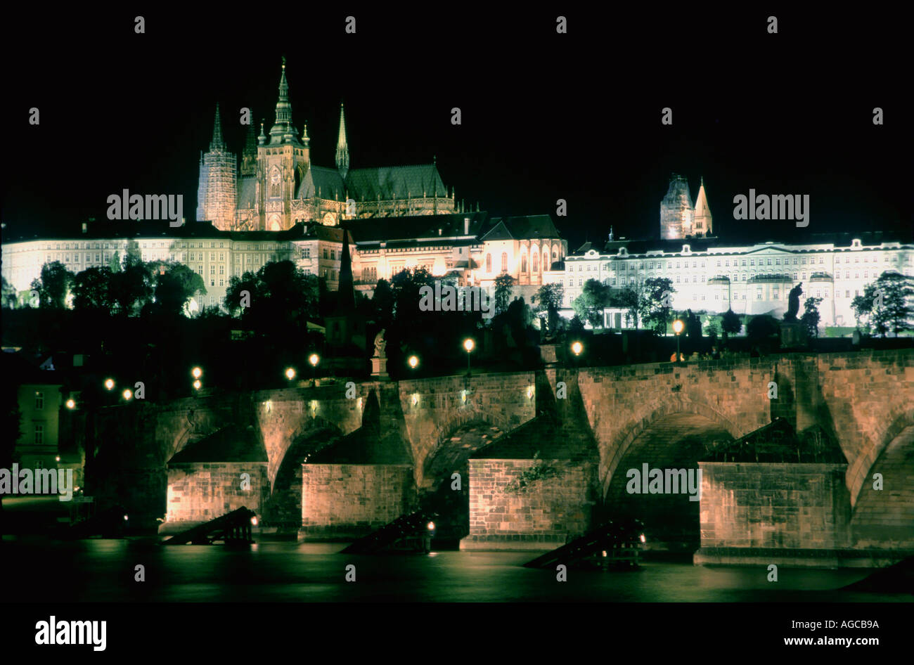 Europa República Checa Praga una vista del Castillo de Praga Hradcany y el Puente de Carlos sobre el río Valtava durante la noche Foto de stock