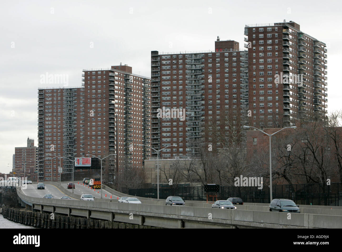 Bloques de apartamentos en Harlem y FDR Drive desde el East River de Nueva York, Nueva York, EE.UU. Foto de stock