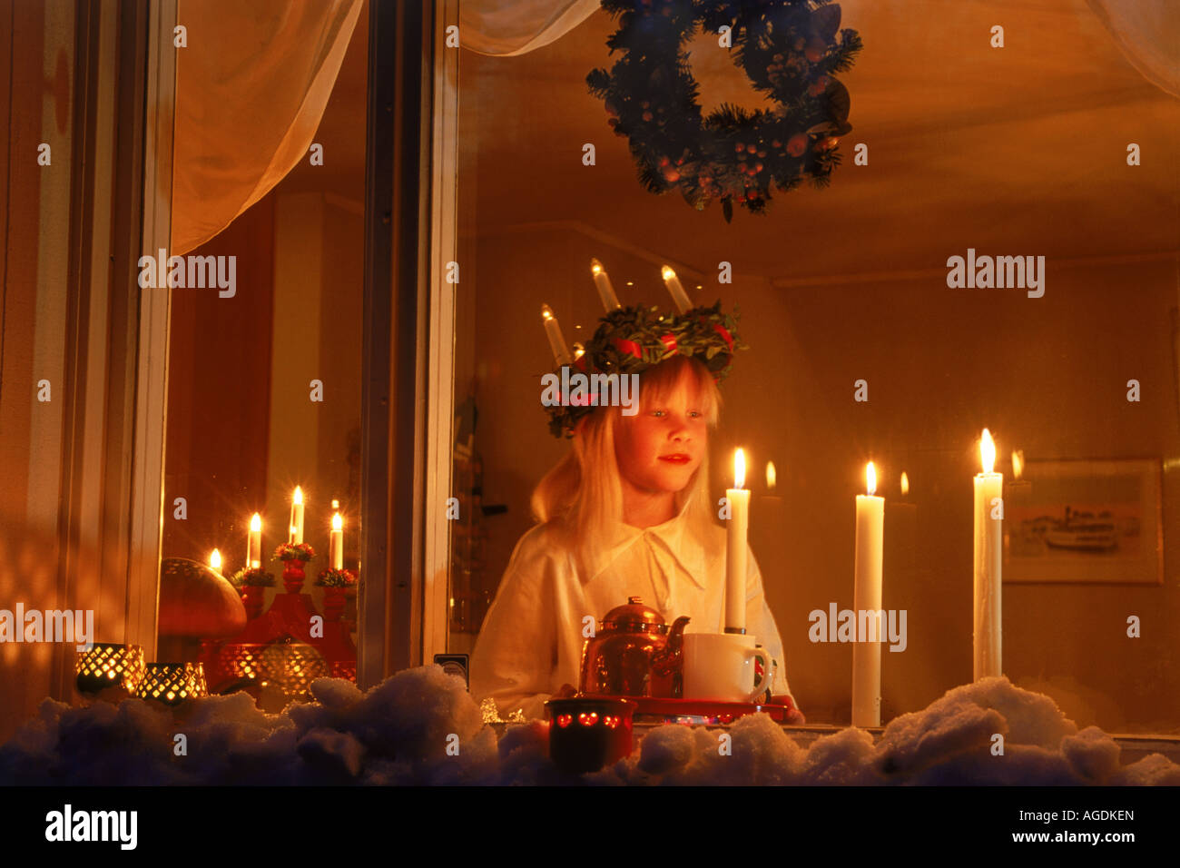 En Suecia 13 de diciembre es el día de Santa Lucía cuando niños vistan  coronets de velas y traer café y bollos para los padres Fotografía de stock  - Alamy