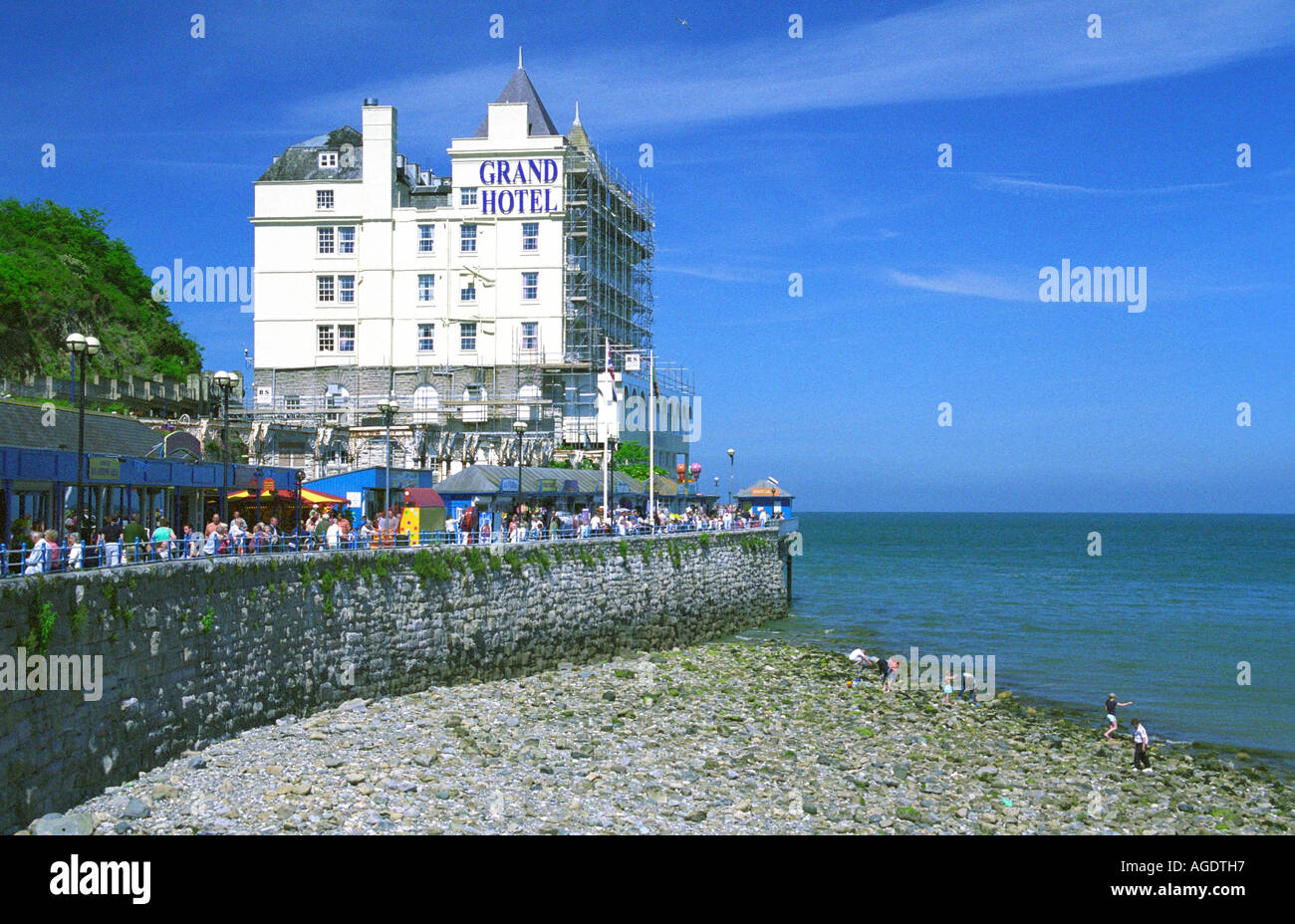 Grand Hotel, de la playa y del muelle, Llandudno, Caernarfonshire, al norte de Gales Foto de stock
