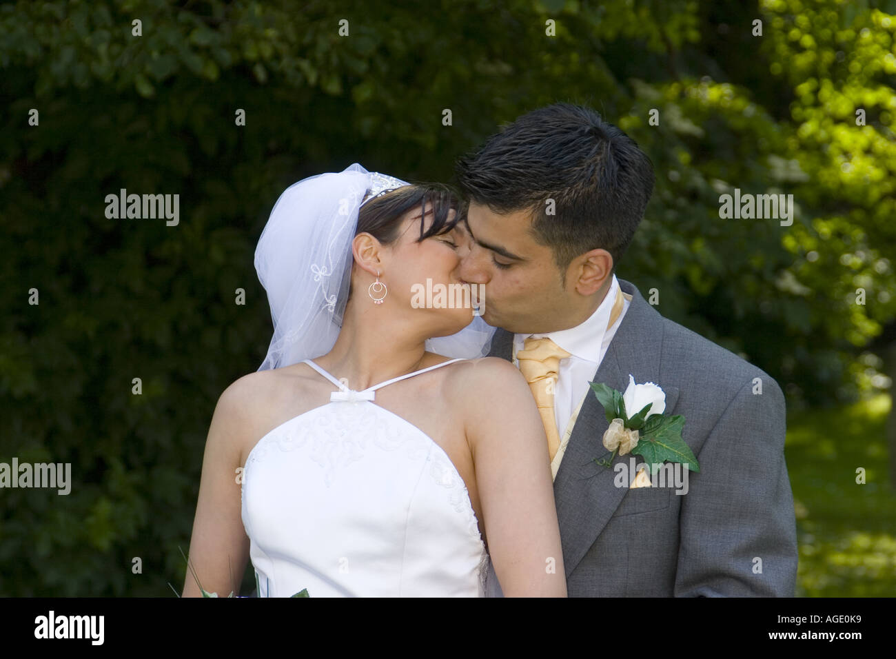 Wedding couple in passionate kiss fotografías e imágenes de alta resolución  - Alamy