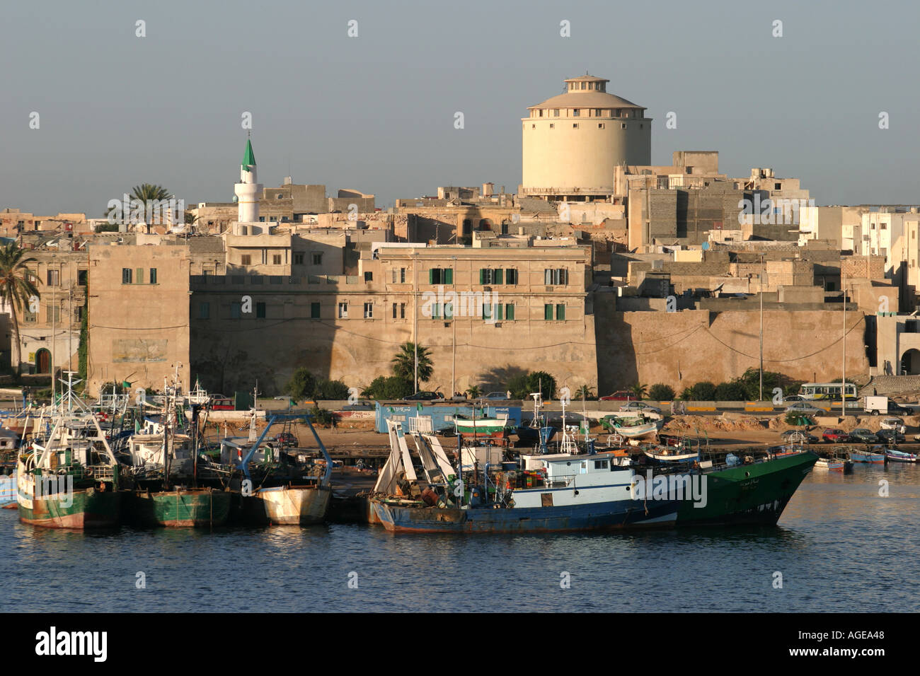 Antiguo puerto de la ciudad de Trípoli, Libia Fotografía de stock - Alamy