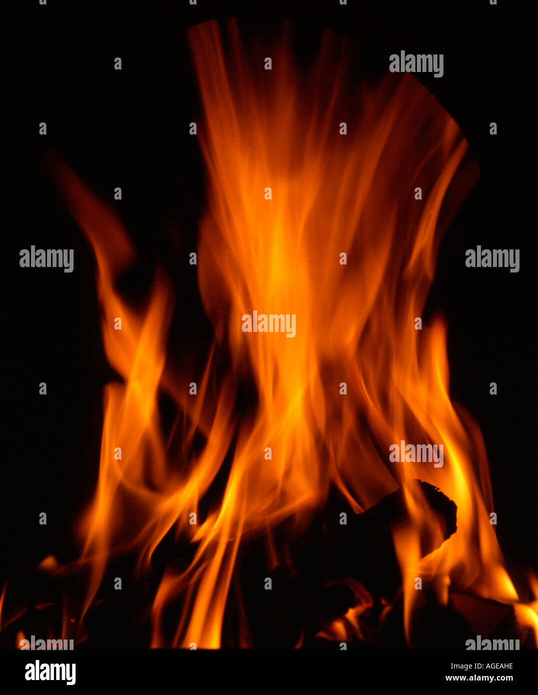 Las llamas en una chimenea Foto de stock