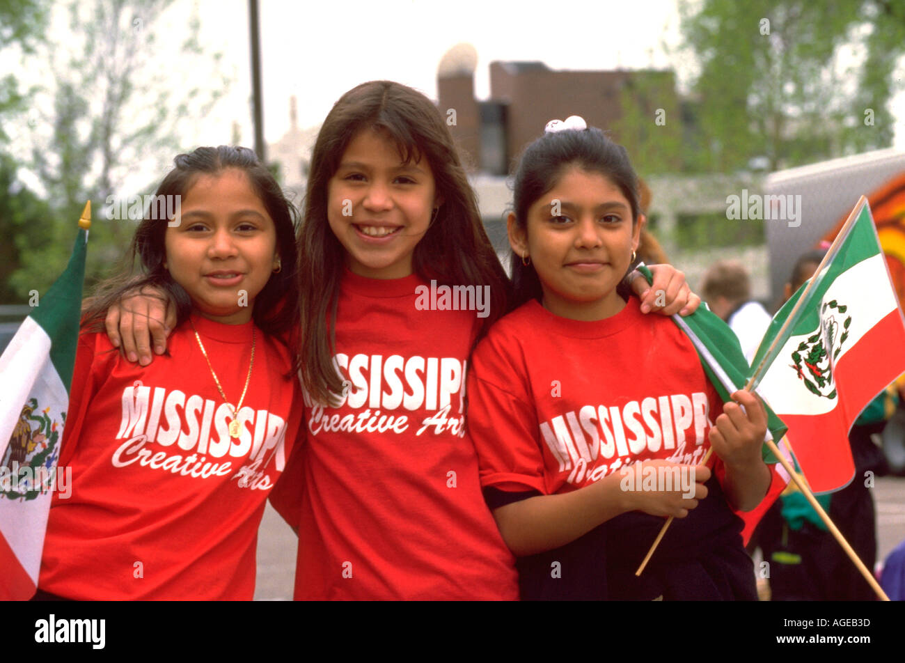 Tres chicas latinas vistiendo camisetas escolares sonriente en el de St Paul Minnesota, EE.UU Fotografía de stock - Alamy