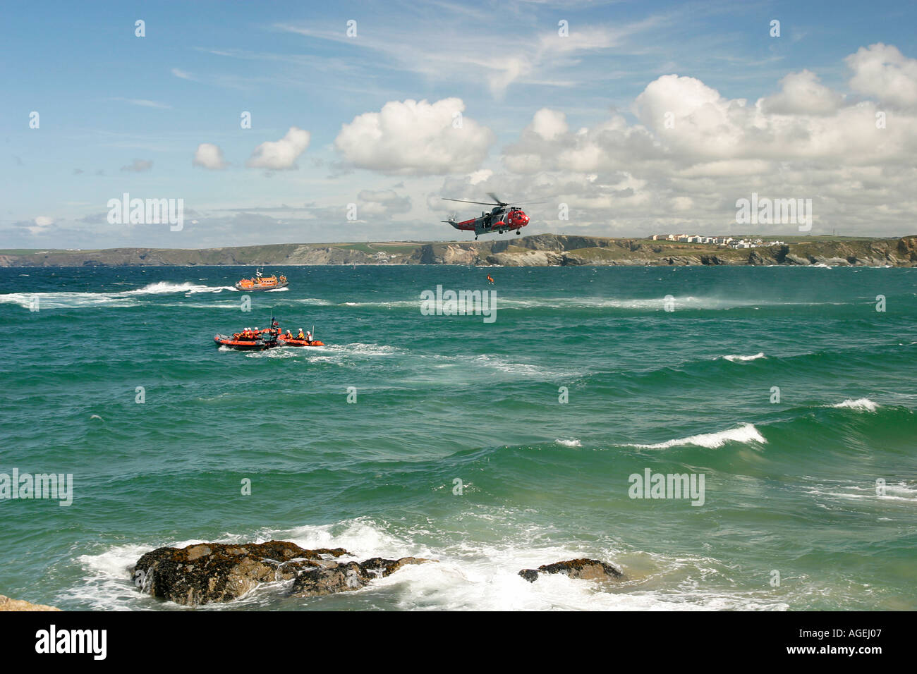 Helicóptero de rescate, mar, costa, Newquay, Cornwall. dos afloramientos rocosos, puente colgante, aire, emergencia, salvamento marítimo royal air forc Foto de stock