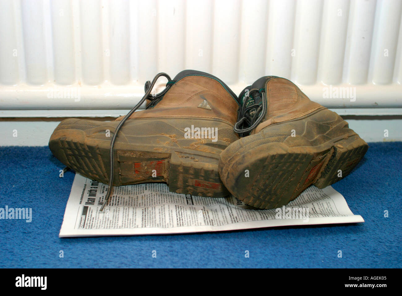Secado de botas en el piso al lado del radiador de calefacción central  Fotografía de stock - Alamy