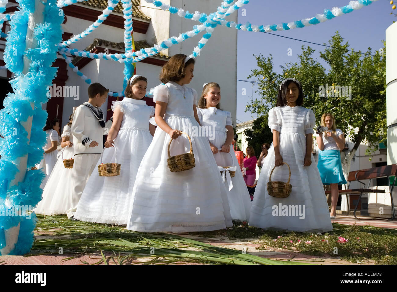 Vestidos de primera comunión fotografías imágenes de alta Alamy
