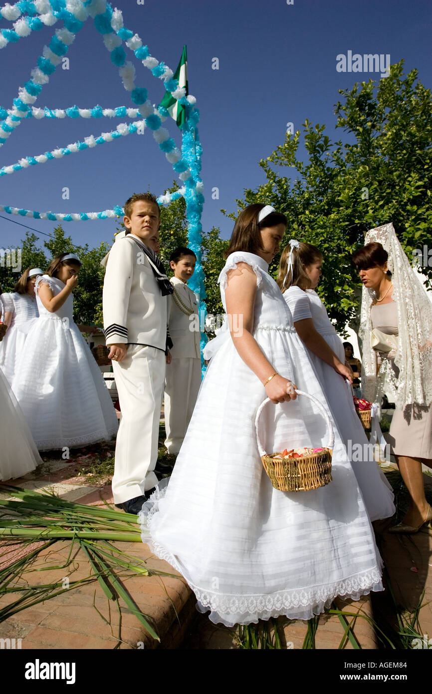 Los niños de primera comunión vestidos de procesión de Corpus Christi en Castilleja del Campo Sevilla España Fotografía stock - Alamy