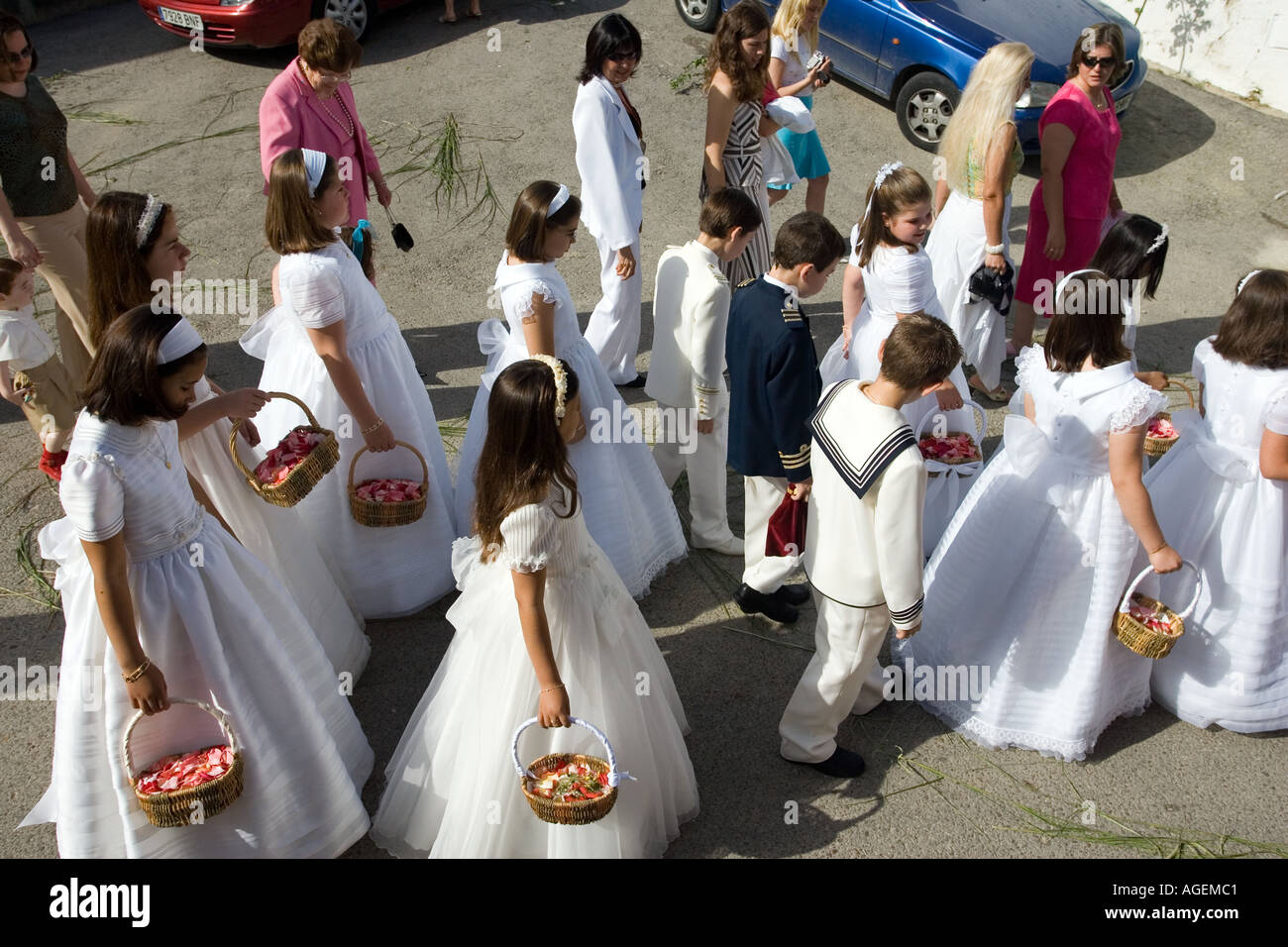niños de primera comunión vestidos de procesión de Corpus Christi en Castilleja del Sevilla España Fotografía de stock - Alamy