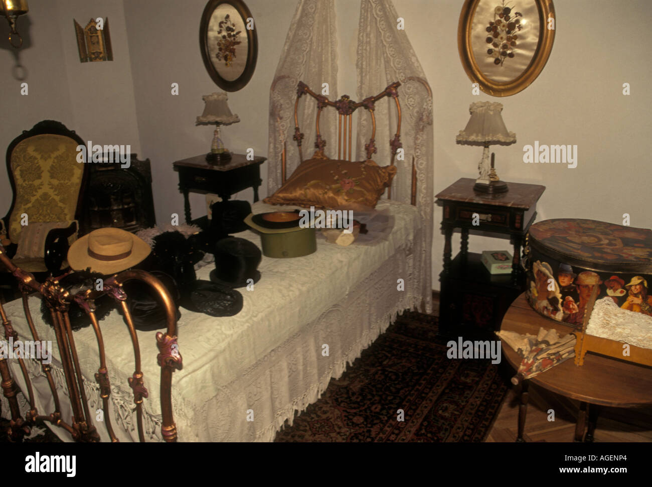 Dormitorio con muebles de época en casa en Estancia Santa Susana Los  Cardales Provincia de Buenos Aires, Argentina América del Sur Fotografía de  stock - Alamy