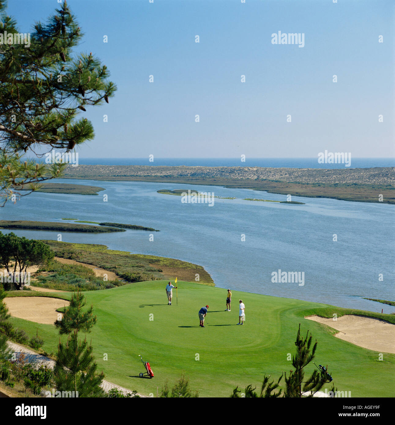 Portugal el Algarve, San Lorenzo, campo de golf, 6 hoyos y el estuario del mar Foto de stock