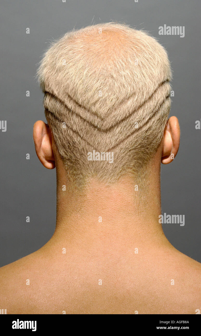 Hombre con líneas afeitadas en el cabello Foto de stock