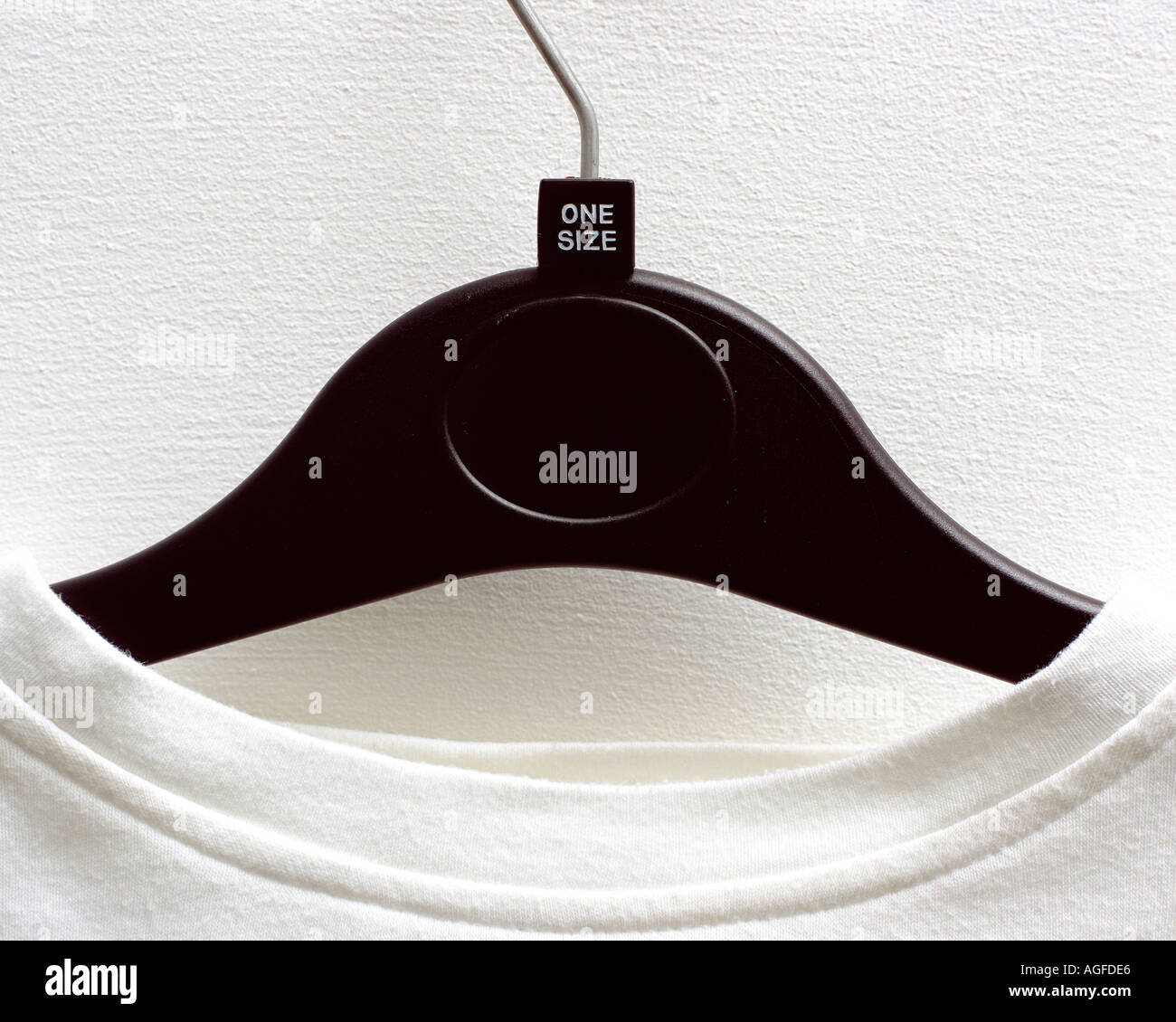 T-shirt en el colgador Foto de stock