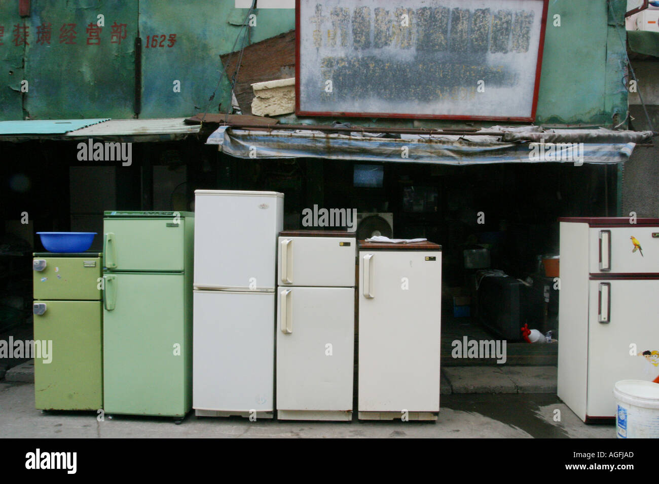 CHINA Shanghai frigoríficos de segunda mano en venta en un mercado al aire  libre Fotografía de stock - Alamy