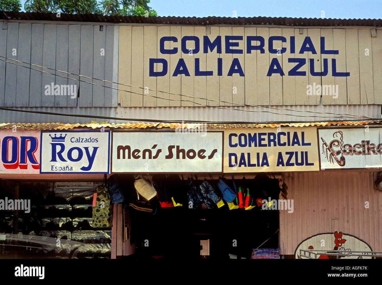 Tienda de zapatos, vendiendo mens zapatos, Comercial Dalia Azul, strip  mall, escaparate, Cobán, Alta Verapaz, departamento de Alta Verapaz,  Guatemala, América Central Fotografía de stock - Alamy