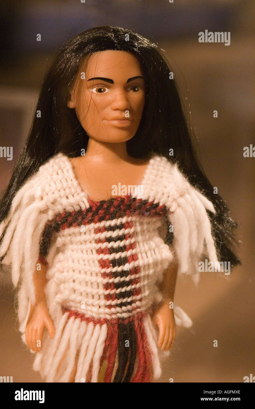 Cerrar Foto de un hombre de la muñeca barbie vestidos con tradicionales  Salish Indian ropa tejida Fotografía de stock - Alamy