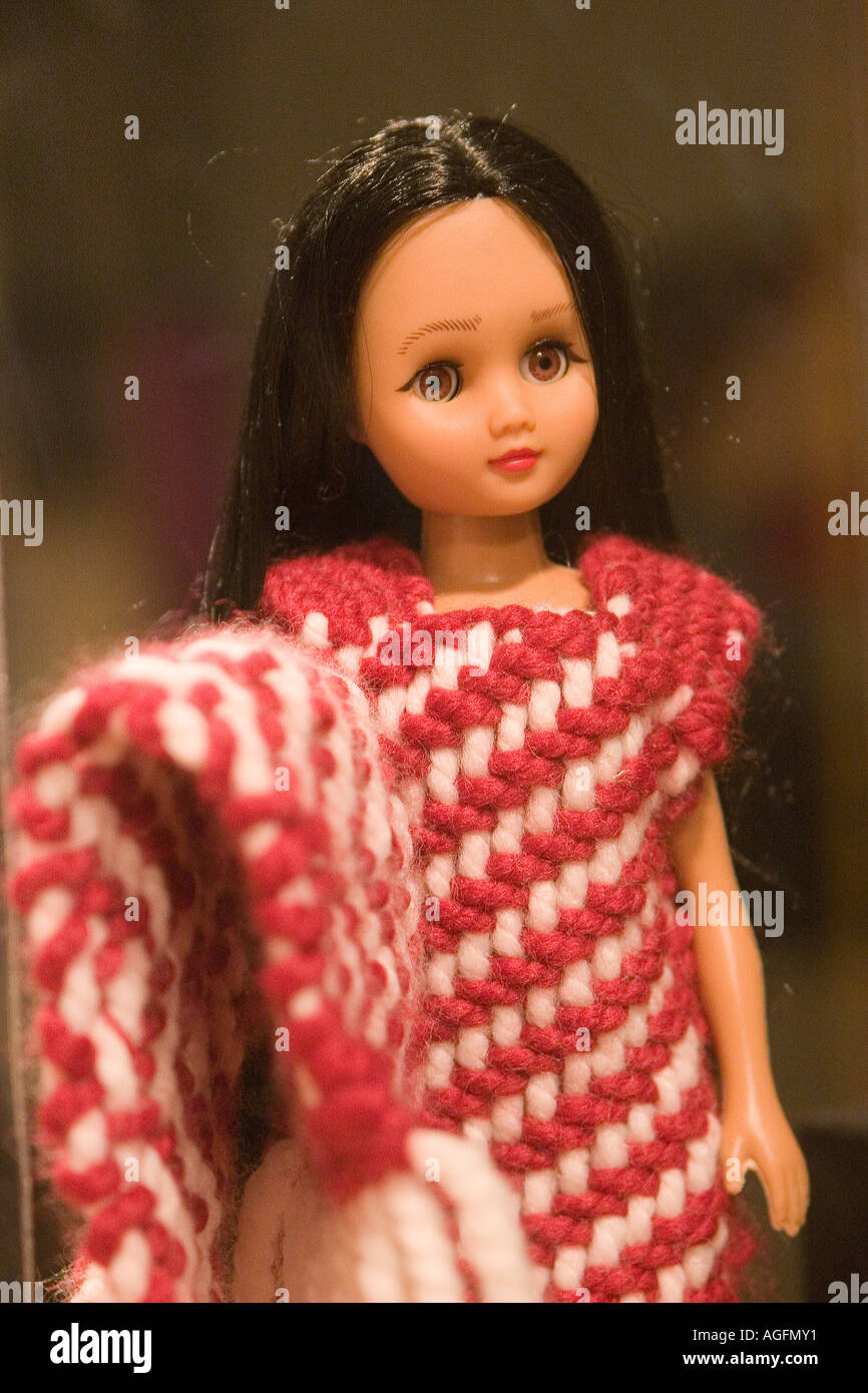 Cerrar foto de una muñeca Barbie vestida con ropa tejida indio Salish  tradicional Fotografía de stock - Alamy