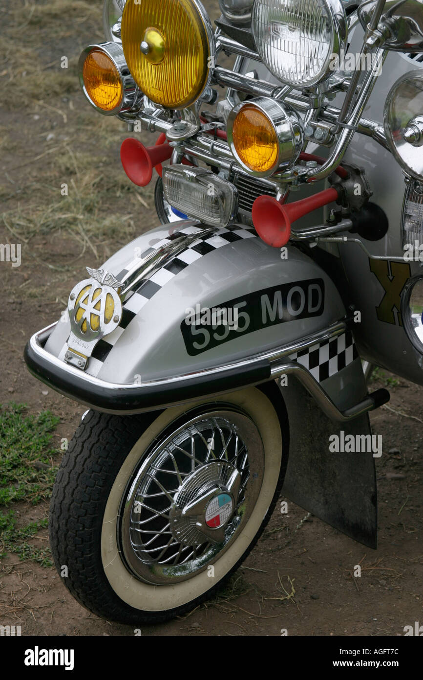 En Vespa scooter rally celebrado en cerraduras dobles pub Exeter