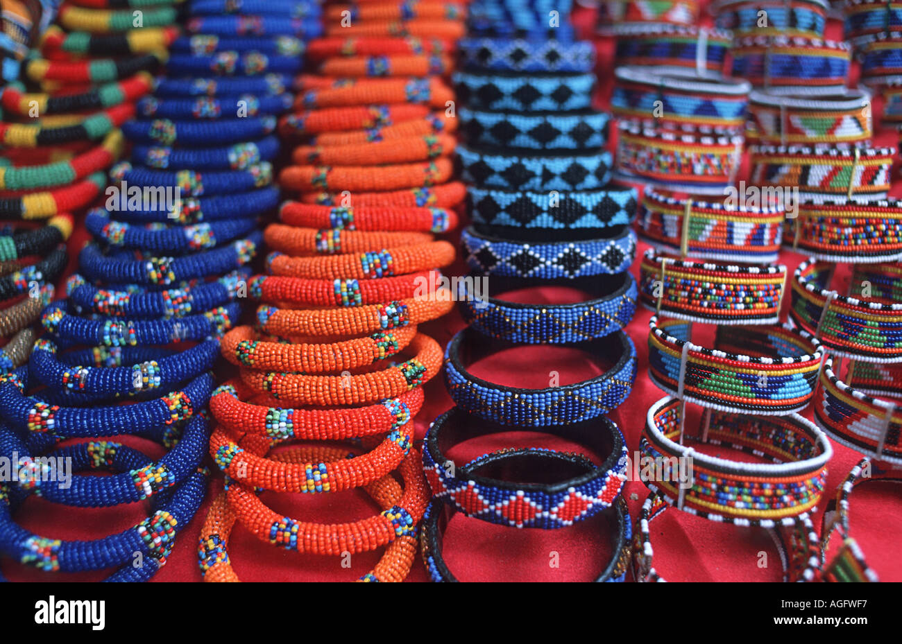 Masai abalorios pulseras para su venta fuera de tienda en Olduvai