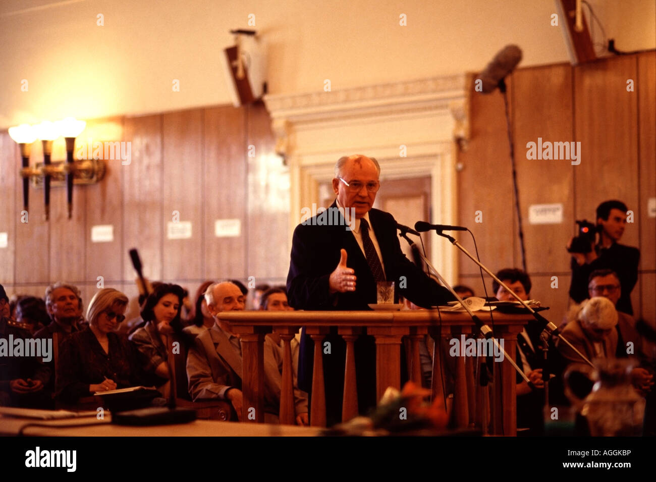 El ex Presidente de la Unión Soviética, Mikhail Gorbachev testifica en Moscú durante el juicio de los líderes del golpe de Estado soviético de 1991 Foto de stock