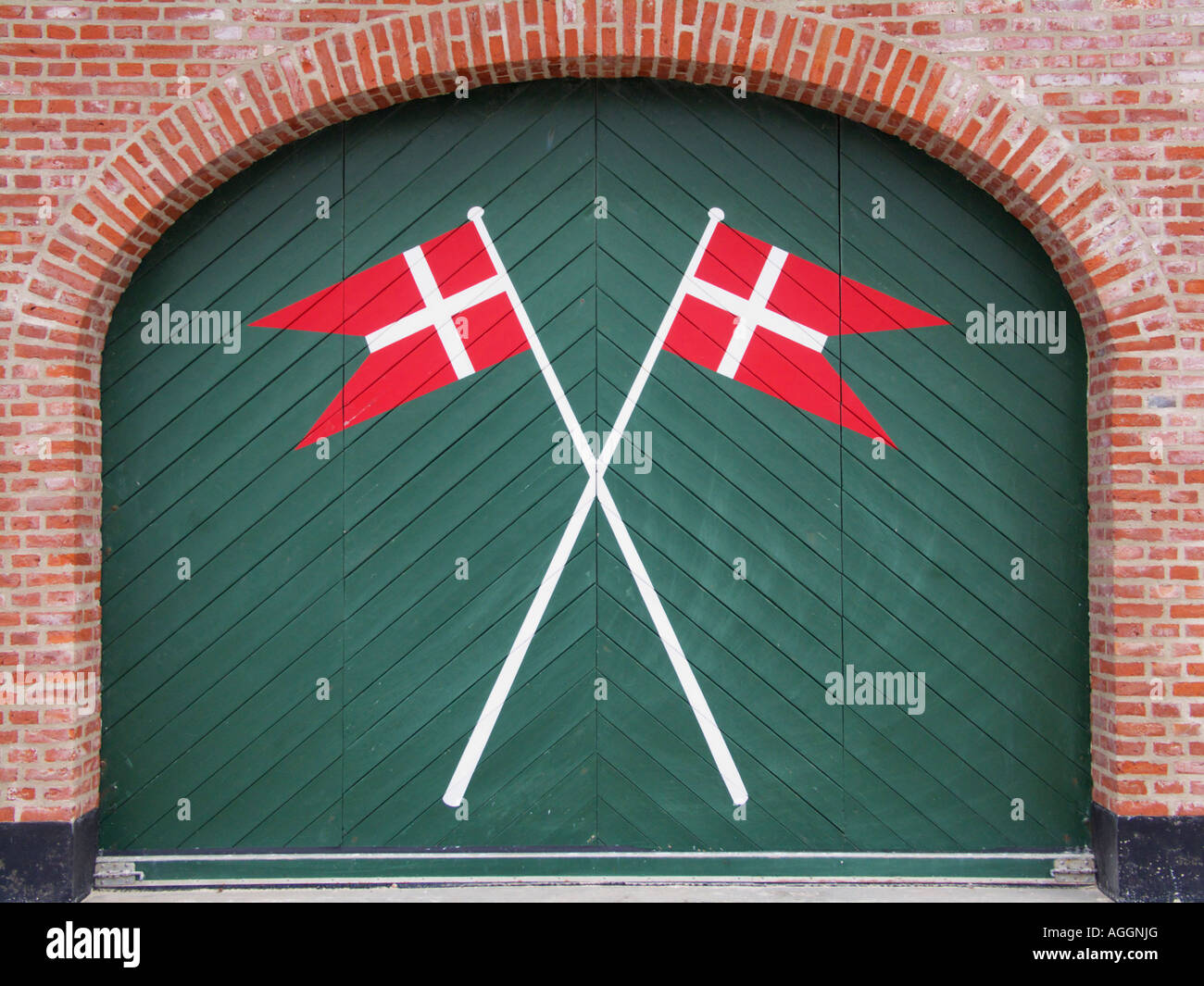Banderas danesas pintado en una puerta en el norte de Jutlandia, Dinamarca Stenbjerg tu Foto de stock