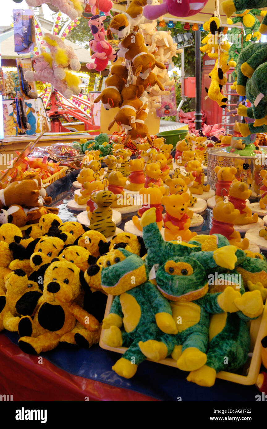 Muñecos de peluche en la pantalla como premios en calada en la feria  Fotografía de stock - Alamy