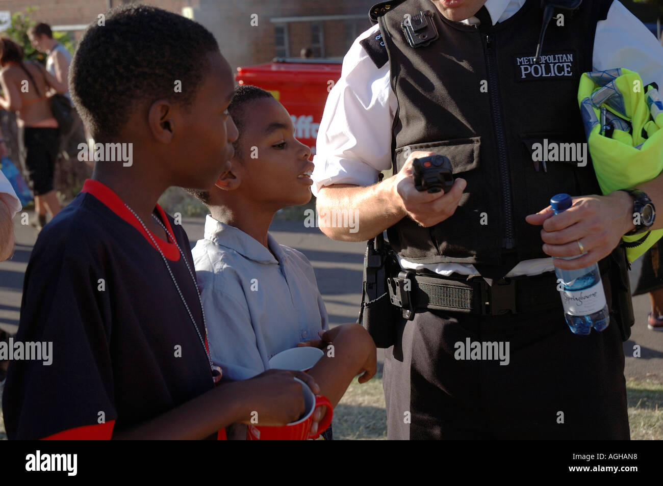 Los niños cuestionando y buscando en la radio de la policía. Foto de stock